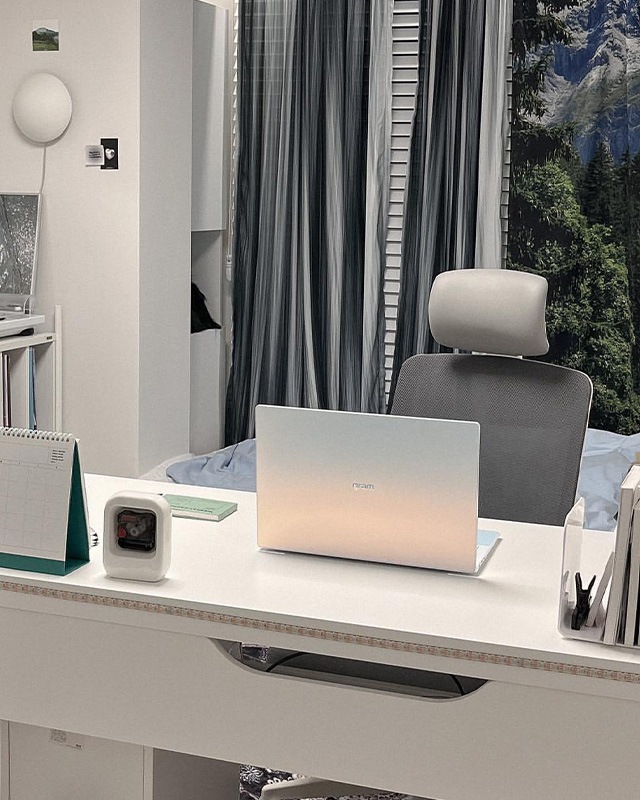 깔끔한 블랙 앤 화이트 인테리어 속 책상 위에 놓인 LG 그램 Style.